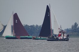 Inhaalwedstrijd IFKS skûtsjesilen bij Echtenerbrug op het Tjeukemeer druk bezocht