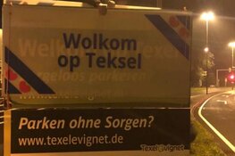 Texelse boeren plaatsen Fries bord: "Wolkom op Teksel"
