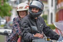 Afsluitende motorrit voor culturele soap Keek op de week