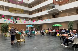Heabeltsje de Jong deelt cake uit op Frittemahof
