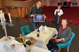 Winnares ‘Vrienden werven vrienden’ ontvangt diner op toneel