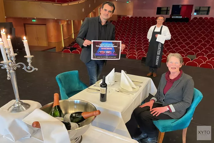 Winnares ‘Vrienden werven vrienden’ ontvangt diner op toneel