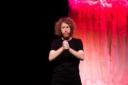 Yoga in concert met Iris Kroes (toneel op toneel) – Songs of love & life