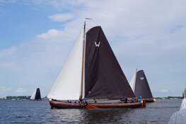 Veel publieke belangstelling SKS skûtsjesilen Langwarder Wielen