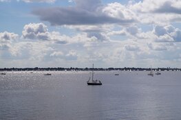 Zeilwedstrijden Sneekweek op het Sneekermeer in beeld