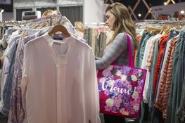Vrouw! trekt duizenden shoppende vrouwen