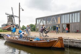 Unieke verhuizing per houten bok: VVV IJlst naar nieuwe bezoekerslocatie
