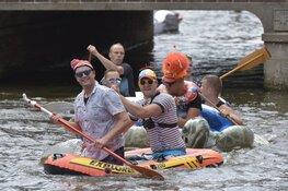 Watersportactiviteiten in centrum Sneek tijdens 86e Sneekweek