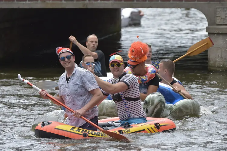 Watersportactiviteiten in centrum Sneek tijdens 86e Sneekweek