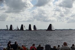 Lemmer wint skûtsjesilen bij Terherne op het Sneekermeer