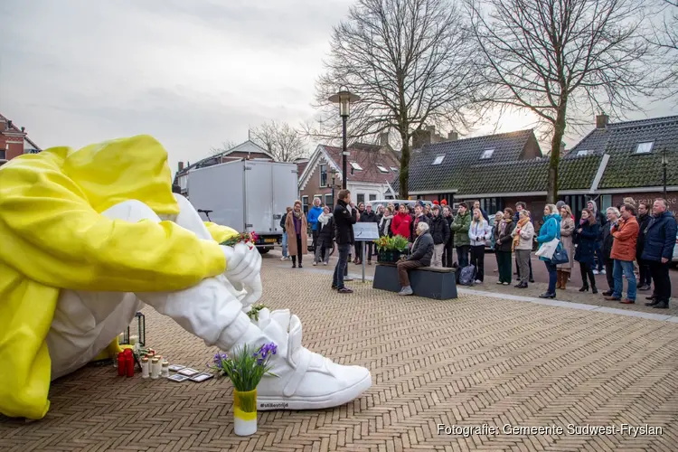 Kunstwerk ‘Stille Strijd’ in Bolsward nodigt jongeren uit om te praten over zelfdoding