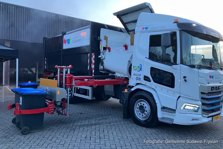 Eerste elektrische vuilniswagen Súdwest-Fryslân in gebruik genomen
