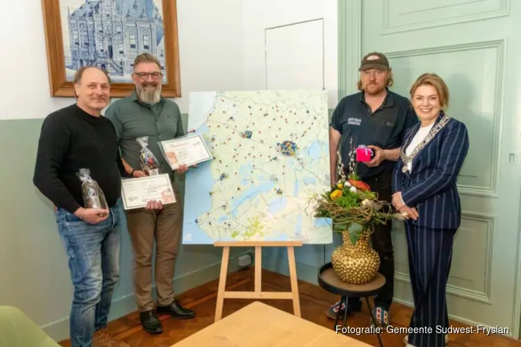 Burgemeester reikt oorkonde eerste kievitsei uit