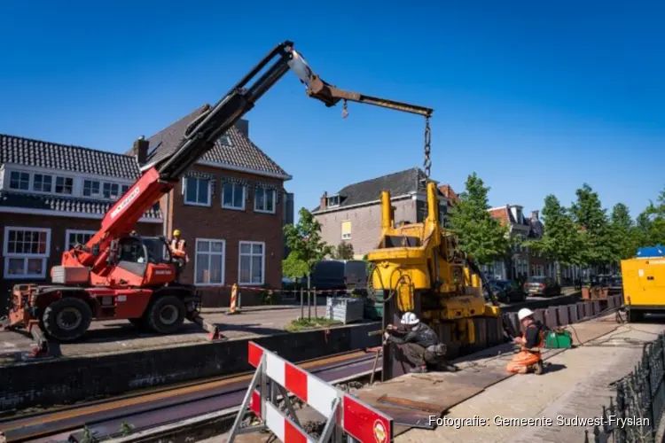 Werk aan de kade in Bolsward loopt volgens planning