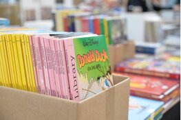 Kinderburgemeester en wethouder krijgen 1e exemplaar Donald Duck en de Race op de Friese meren